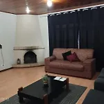 Casa para Temporada próxima ao portal da cidade - wi-fi - churrasqueira - lareira